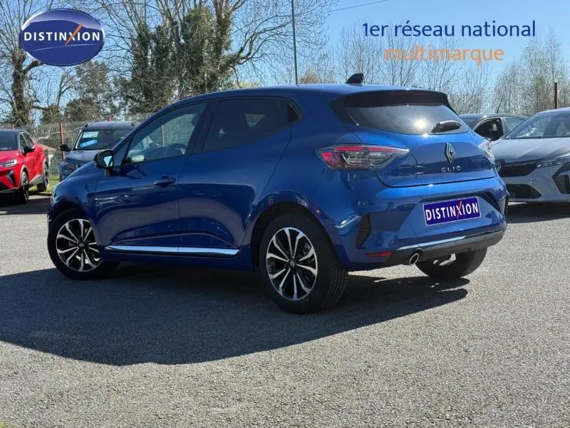 Renault Clio 1.0 TCe 90ch Techno 2025 en Bleu Iron, vue 3/4 arrière droit avec jantes alliage distinctives.