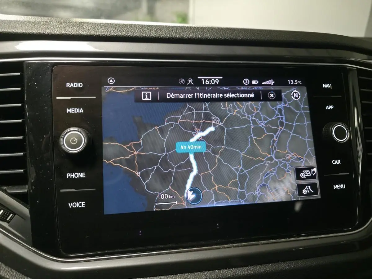 Écran tactile de navigation du Volkswagen T-Roc 2021 affichant un itinéraire sur fond noir.