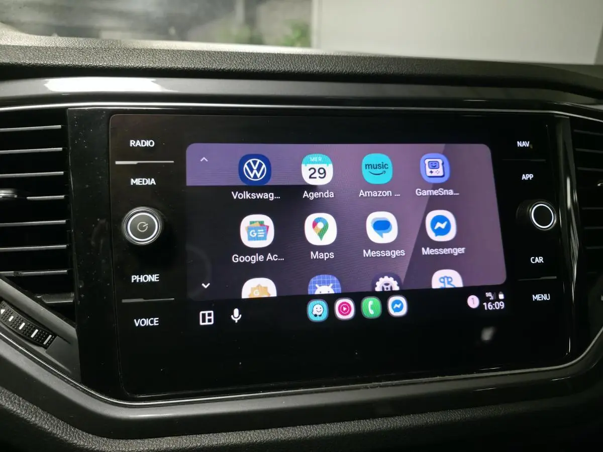 Écran tactile central du Volkswagen T-Roc 2021 affichant des applications connectées, vue frontale rapprochée.
