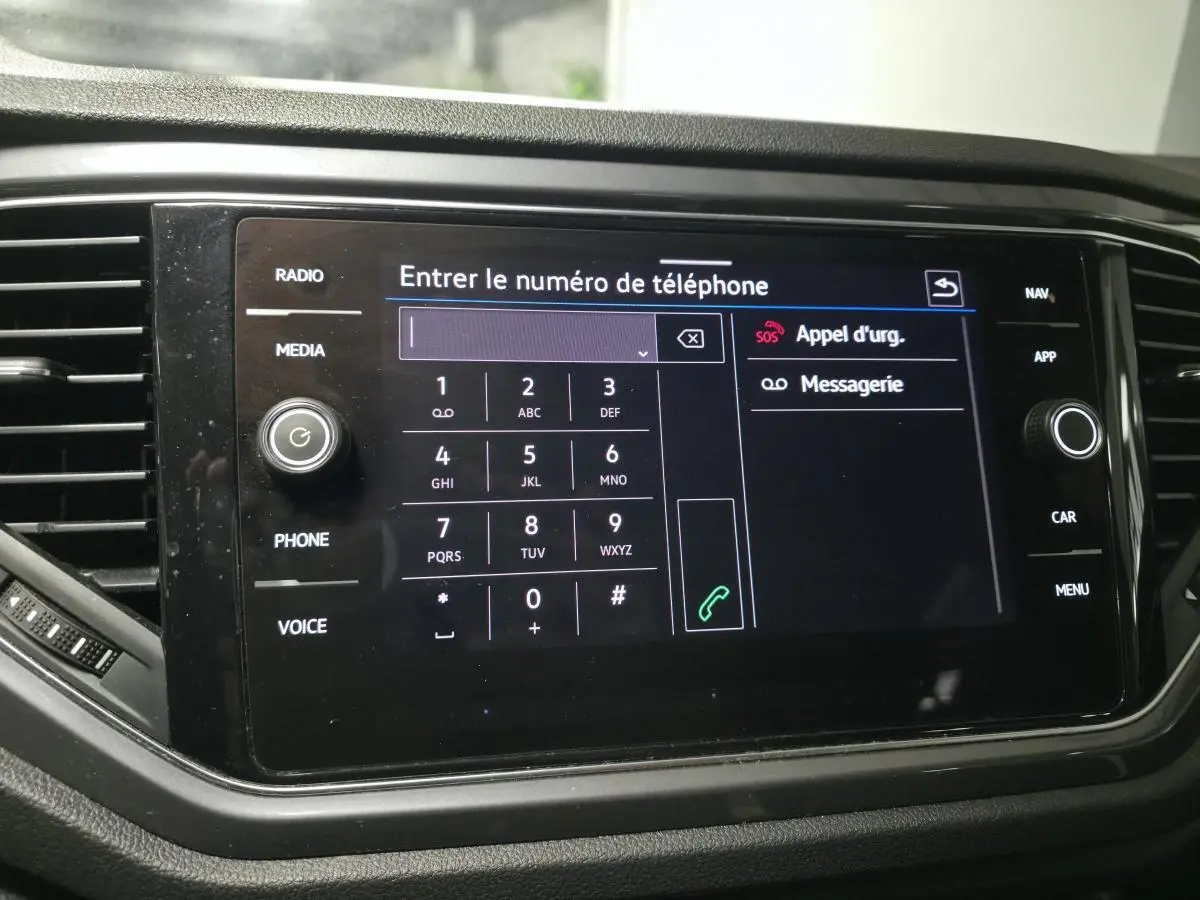 Écran tactile central du Volkswagen T-Roc 2021 affichant le clavier pour entrer un numéro de téléphone.