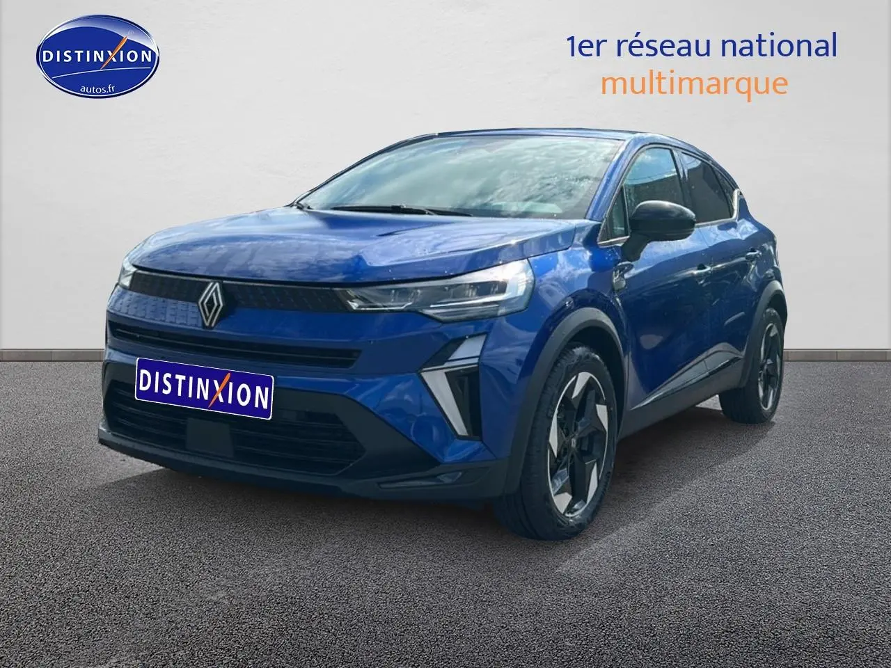 Renault Captur 2025 bleu iron en 3/4 avant droit, avec jantes alu et feux LED distinctifs.