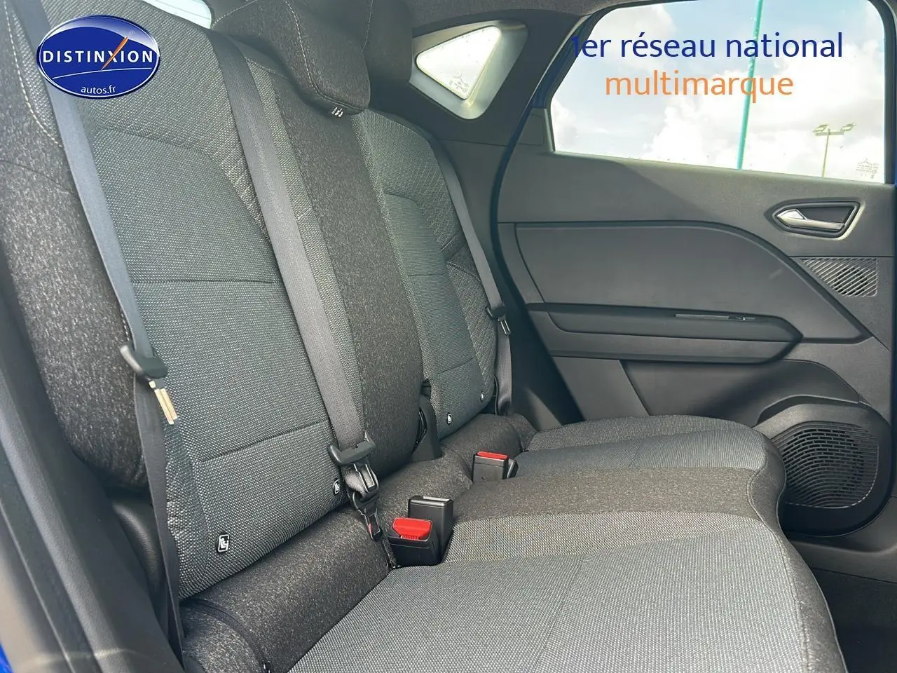 Vue latérale intérieure montrant la banquette arrière grise du Renault Captur 1.6 e-tech hybride 2025.