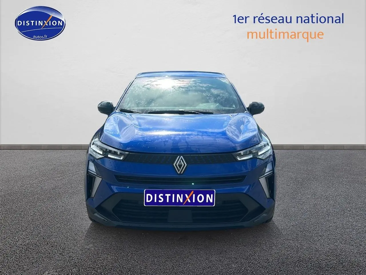 Vue frontale du Renault Captur 1.6 e-tech hybride 145 techno en Bleu Iron avec calandre noire et phares LED fins.