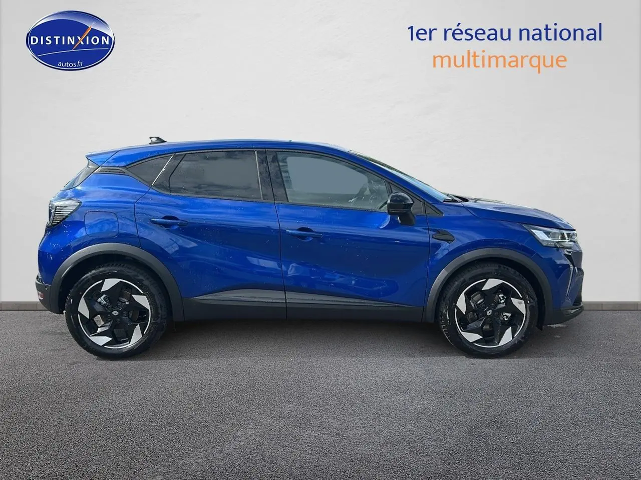 Profil côté gauche du Renault Captur 1.6 e-tech hybride 2025 en bleu iron avec jantes alu distinctives.