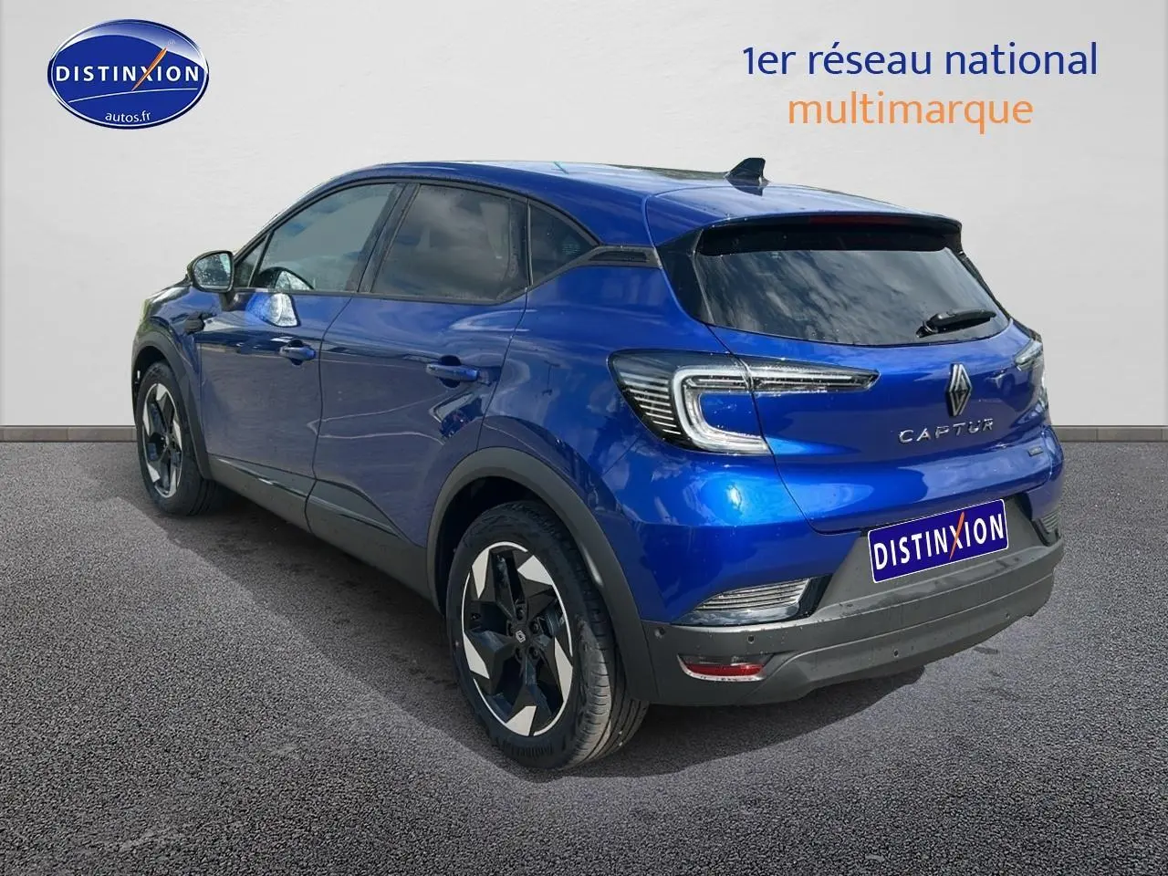 Vue 3/4 arrière droite du Renault Captur 2025 bleu iron avec feux LED et jantes alu distinctives.
