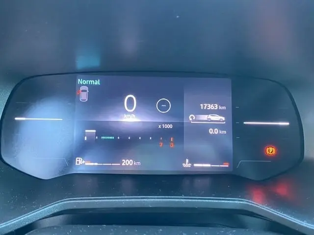 Affichage numérique du combiné d'instruments de la Renault Clio Evolution TCe 90 2024, avec vitesse à 0 km/h et 17 363 km au compteur.