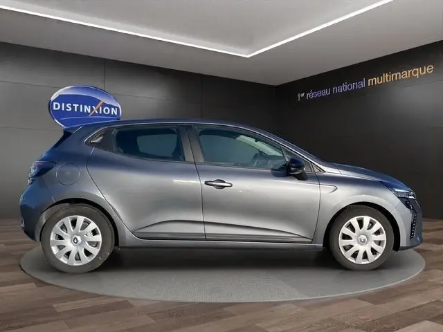 Profil latéral droit d'une Renault Clio Evolution TCe 90 gris foncé, avec jantes acier et poignées de porte ton caisse.