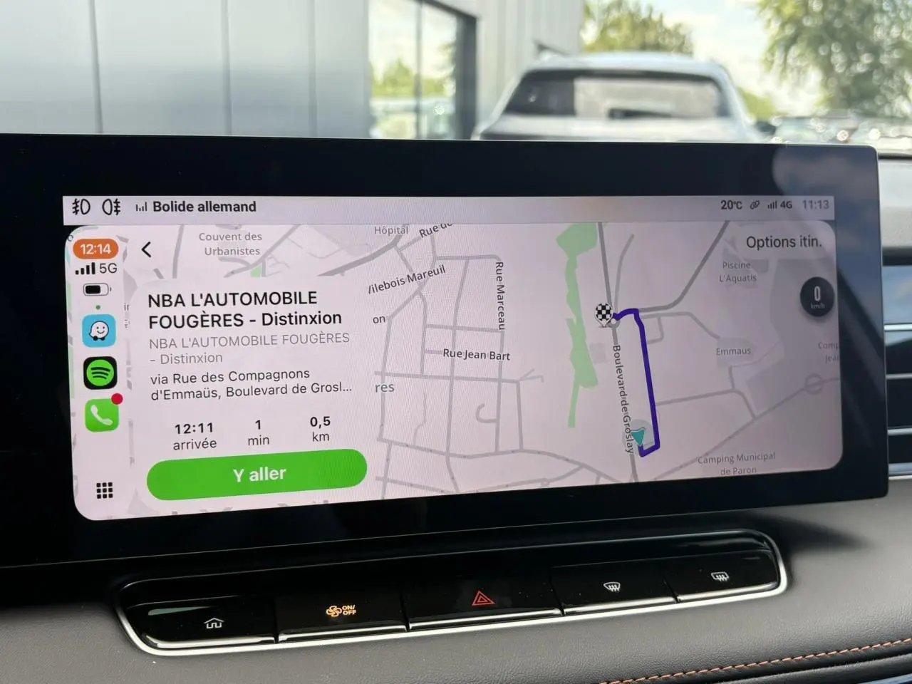 Vue intérieure du tableau de bord du MG Motor EHS 1.5 Hybrid+ 224 Luxury avec écran tactile de navigation affiché.