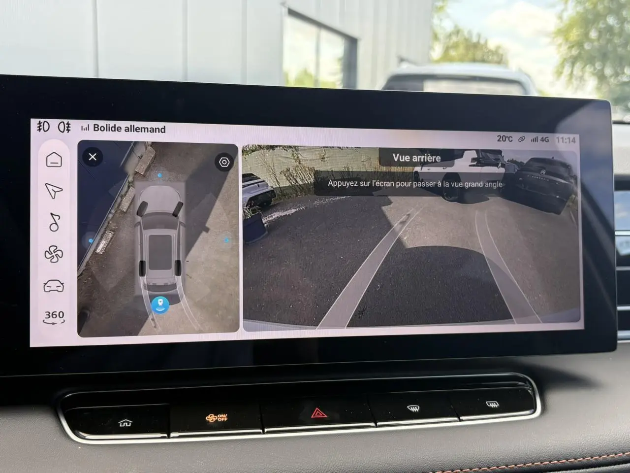 Écran tactile intérieur montrant la caméra 360° et la vue arrière du MG Motor EHS blanc en stationnement.
