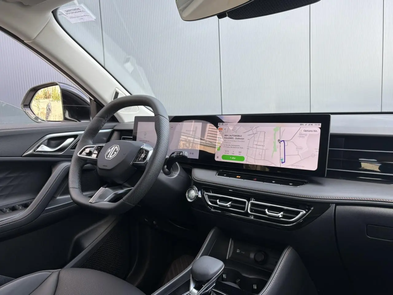 Vue intérieure côté conducteur du MG Motor EHS 1.5 Hybrid+ 224 Luxury avec tableau de bord numérique et sellerie noire.