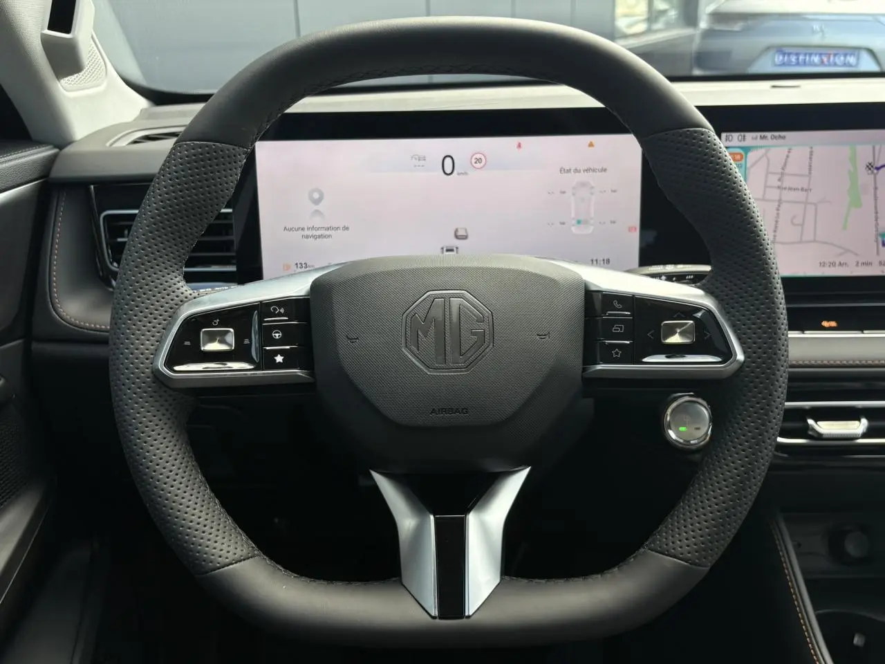 Vue frontale du volant noir perforé MG EHS 1.5 Hybrid+ 224 Luxury avec tableau de bord numérique et écran tactile intégré.