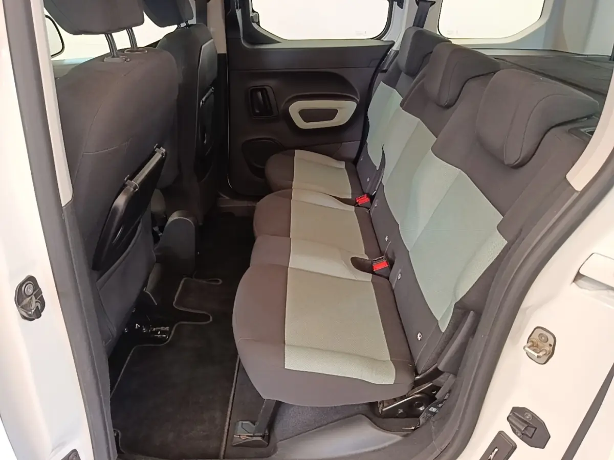 Vue intérieure côté droit sur la banquette arrière bicolore grise et noire du Citroën Berlingo blanc 2022.