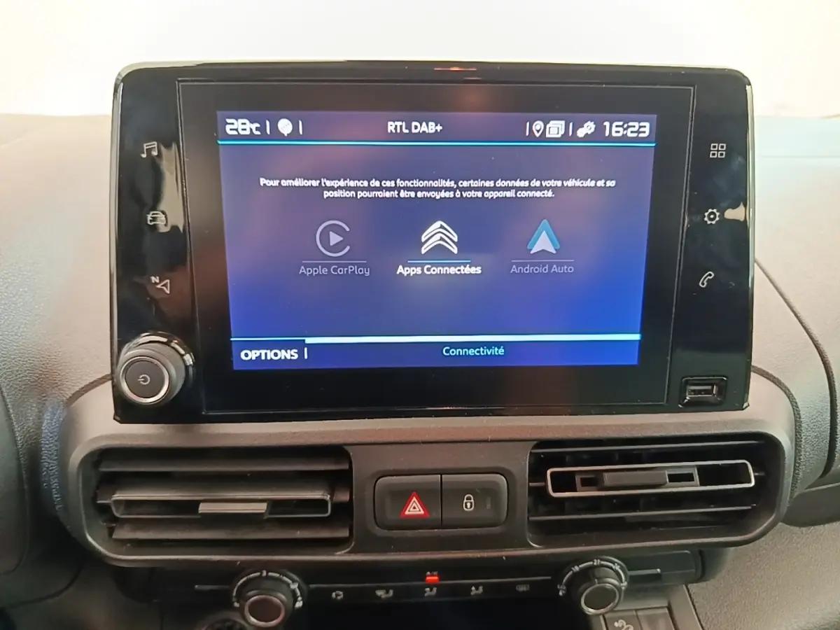 Écran tactile central du tableau de bord du Citroën Berlingo blanc, affichant les options Apple CarPlay et Android Auto.