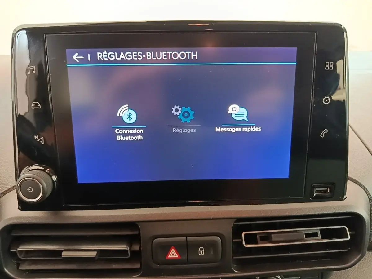 Écran tactile central du tableau de bord du Citroën Berlingo blanc, affichant les réglages Bluetooth.