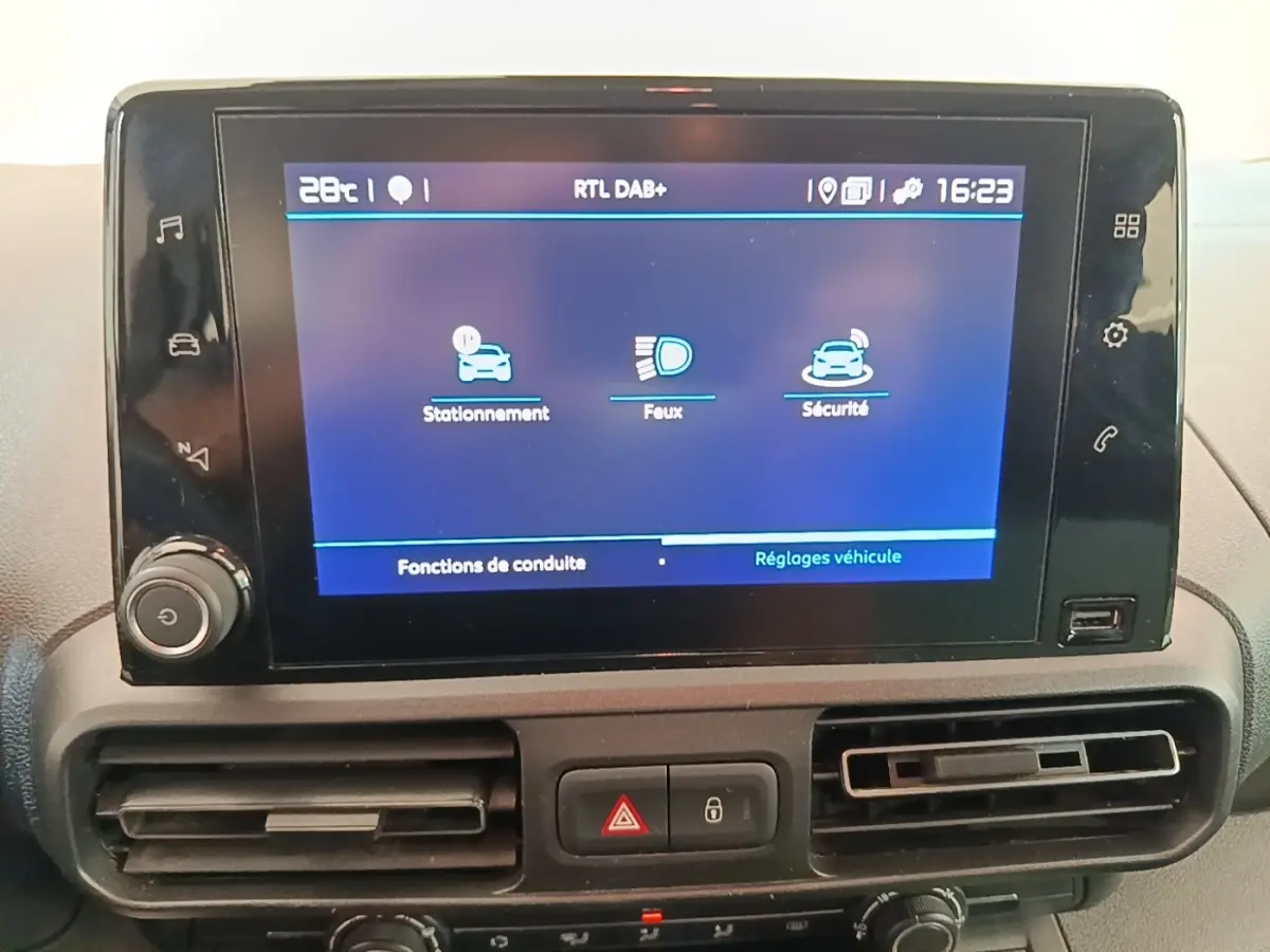 Écran tactile central du tableau de bord du Citroën Berlingo 2022, affichant les réglages véhicule.
