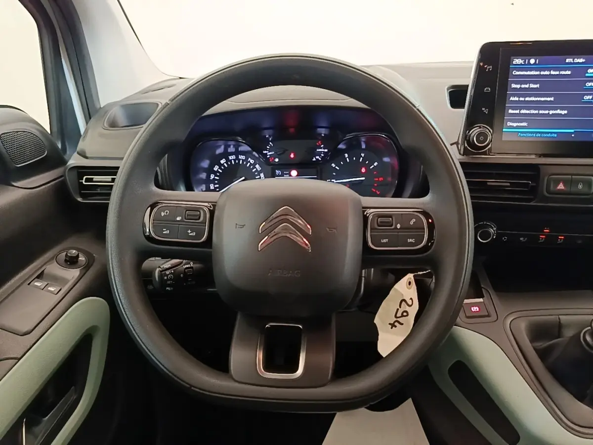 Vue centrée sur le volant multifonction et le tableau de bord numérique du Citroën Berlingo blanc 2022.