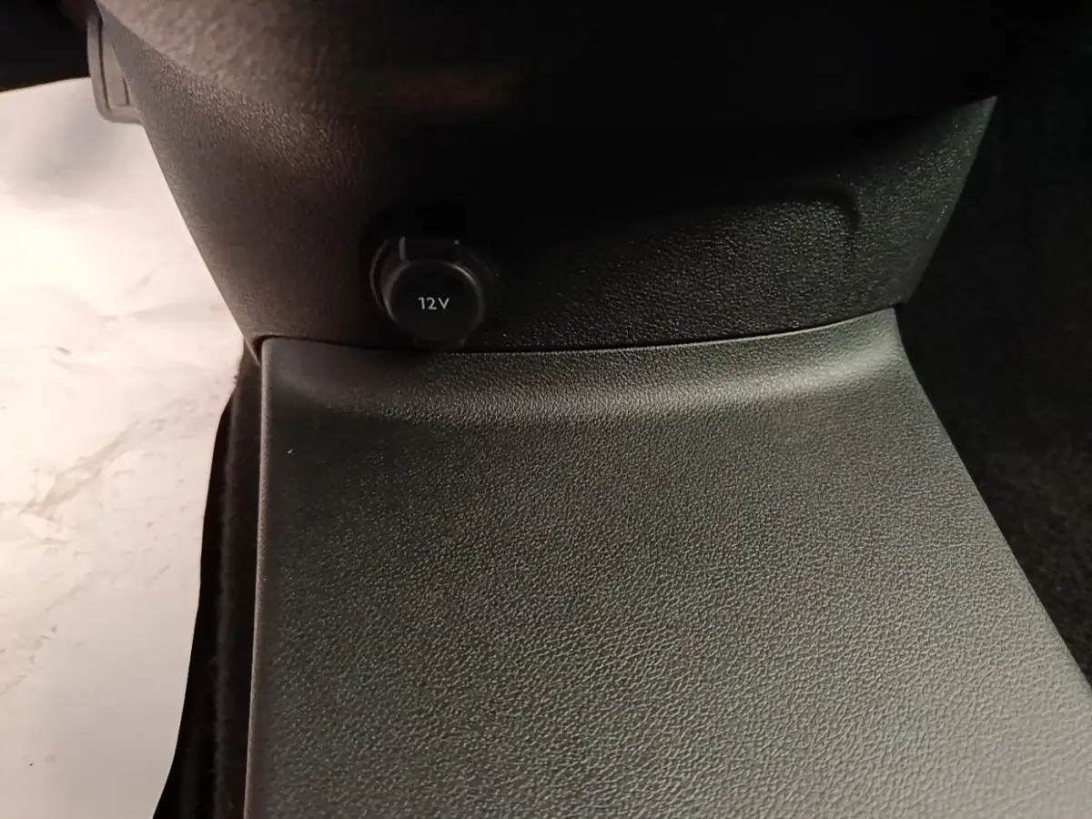 Gros plan sur la prise 12V située à l'avant de la console centrale du Citroën Berlingo blanc 2022.