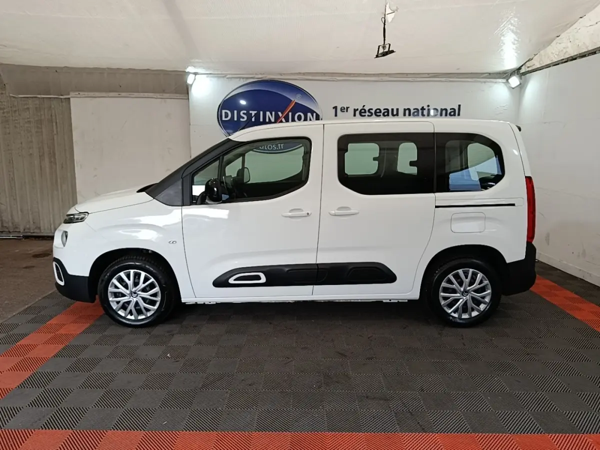 Vue de profil côté gauche d'un Citroën Berlingo blanc 2022 avec protections latérales noires et jantes alliage.