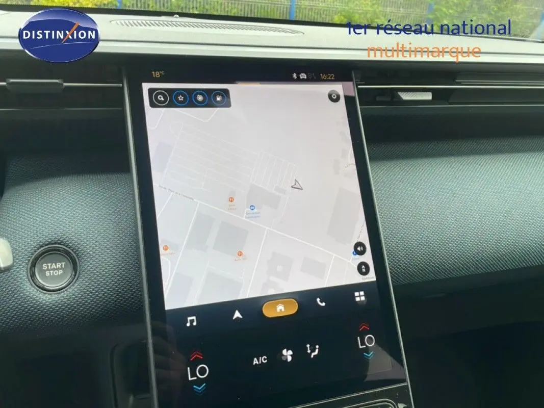 Vue intérieure centrée sur l’écran tactile vertical du tableau de bord du Citroën C5 Aircross Hybrid 2026.