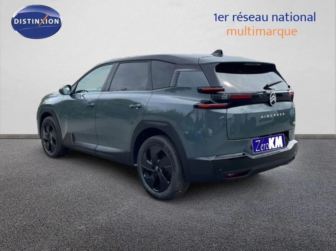 Vue 3/4 arrière droite d'un Citroën C5 Aircross Hybrid 145 vert Astoria avec toit noir et jantes noires.