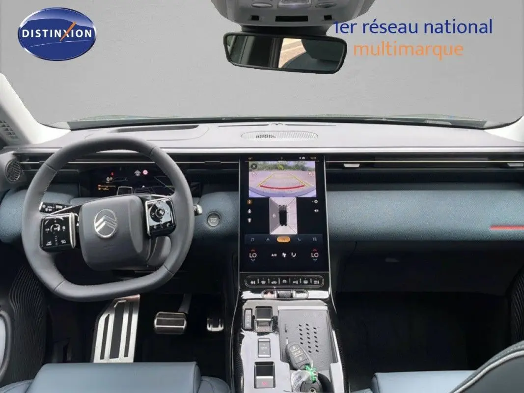 Intérieur du Citroën C5 Aircross Hybrid 2026 vu de face, tableau de bord moderne avec écran tactile central et volant compact.