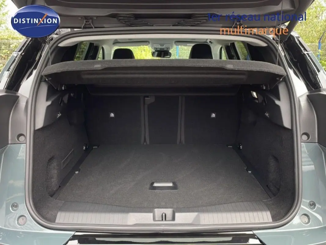 Coffre ouvert vu de l'arrière du Citroën C5 Aircross Hybrid 145 vert Astoria avec toit noir, montrant un espace de chargement spacieux.