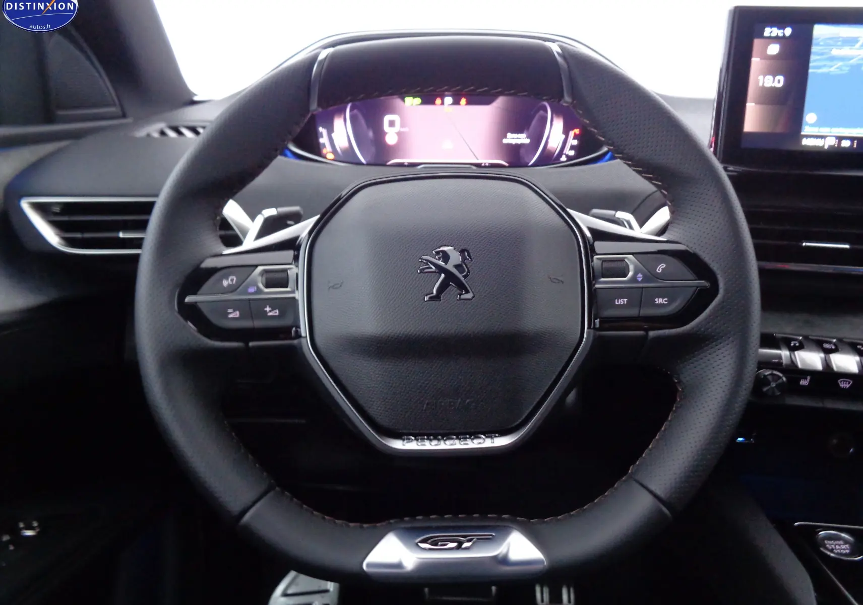 Vue rapprochée du volant cuir noir avec logo Peugeot et badge GT du Peugeot 3008 gris platinium 2023.