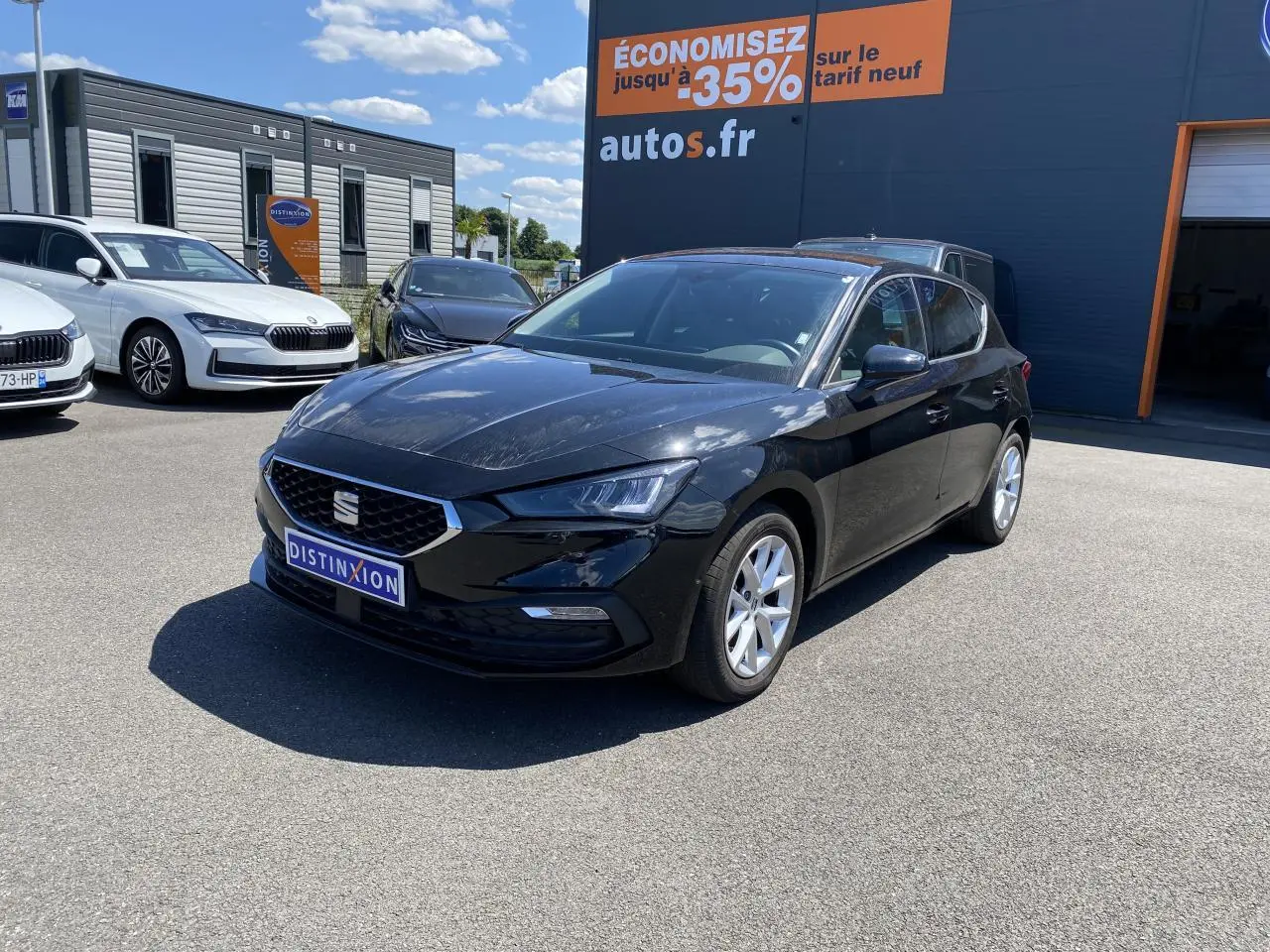 SEAT Leon 2.0 TDI 150 DSG 7 Style noir Midnight vue 3/4 avant droit sur parking extérieur.