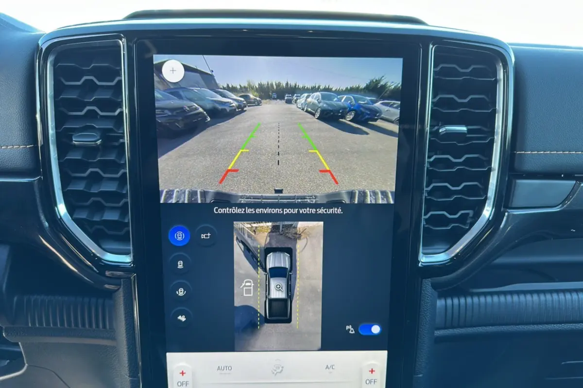 Écran central du Ford Ranger Wildtrak 2025 montrant la caméra 360° et l'aide au stationnement en marche arrière.