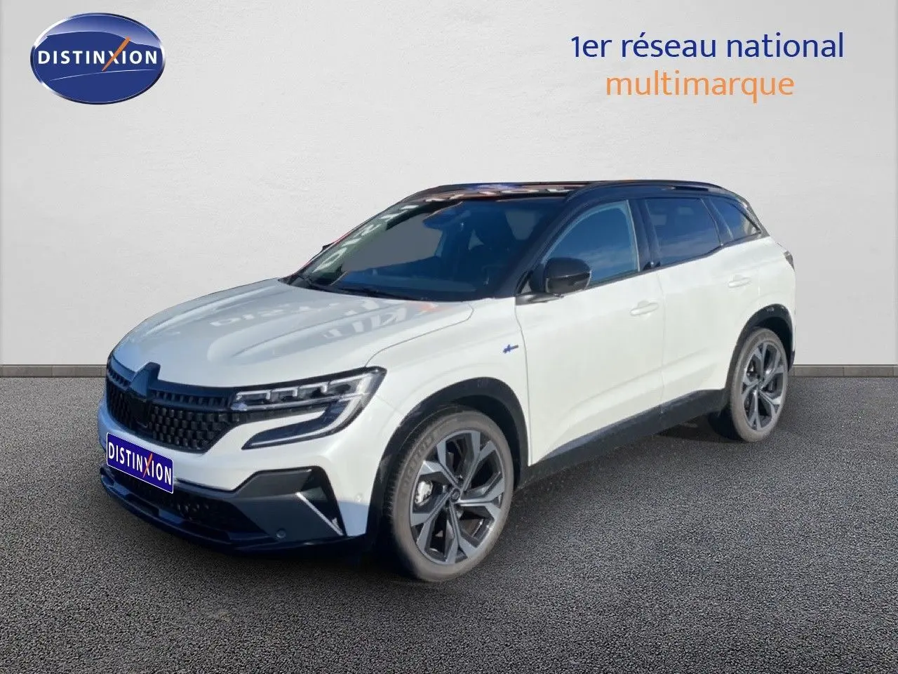 Renault Austral blanc nacré avec toit noir en 3/4 avant droit sur fond neutre, soulignant ses jantes modernes.