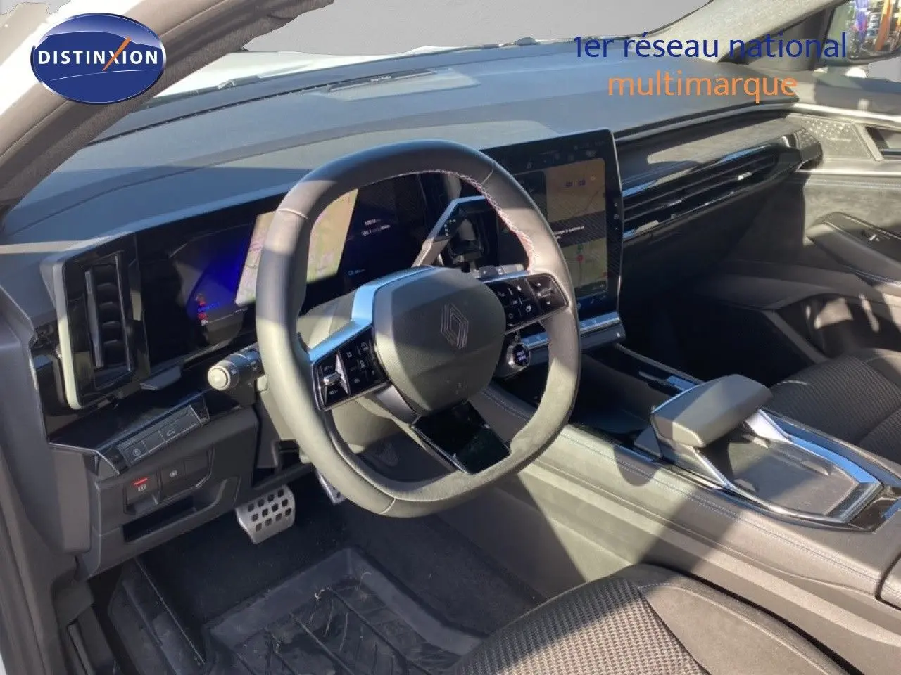 Vue intérieure côté conducteur du Renault Austral 2024, tableau de bord moderne avec écran tactile vertical et volant multifonction noir.