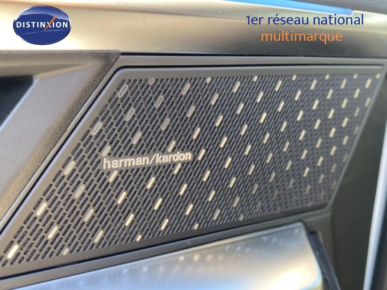 Gros plan sur le haut-parleur Harman/Kardon intégré à la porte intérieure du Renault Austral blanc nacré 2024.