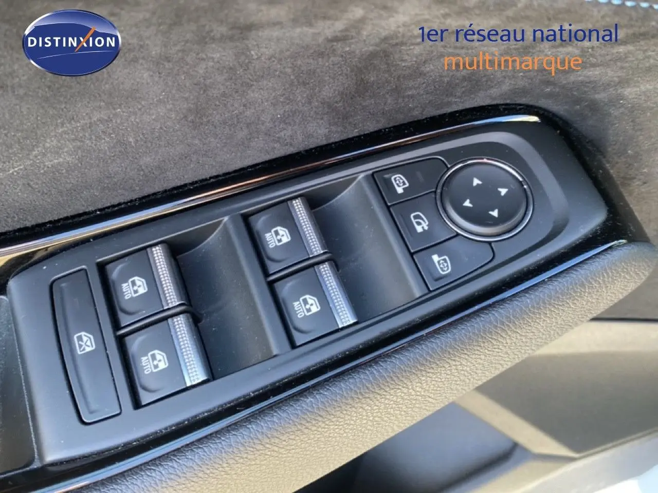 Panneau de commandes des vitres et rétroviseurs côté conducteur du Renault Austral blanc nacré avec toit noir, 2024.