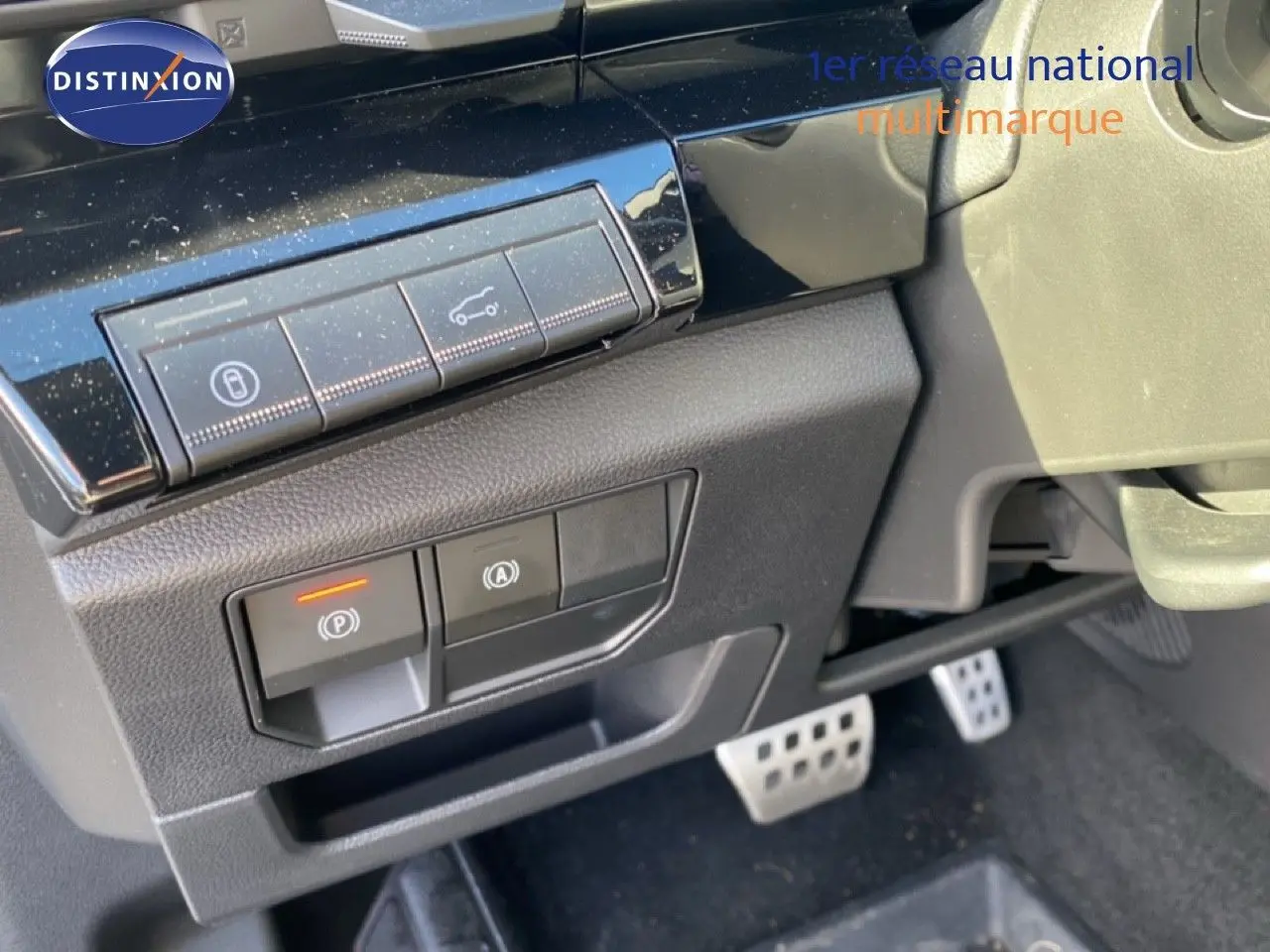 Gros plan sur les commandes de frein à main électrique et assistances, avec pédalier alu du Renault Austral blanc nacré 2024.