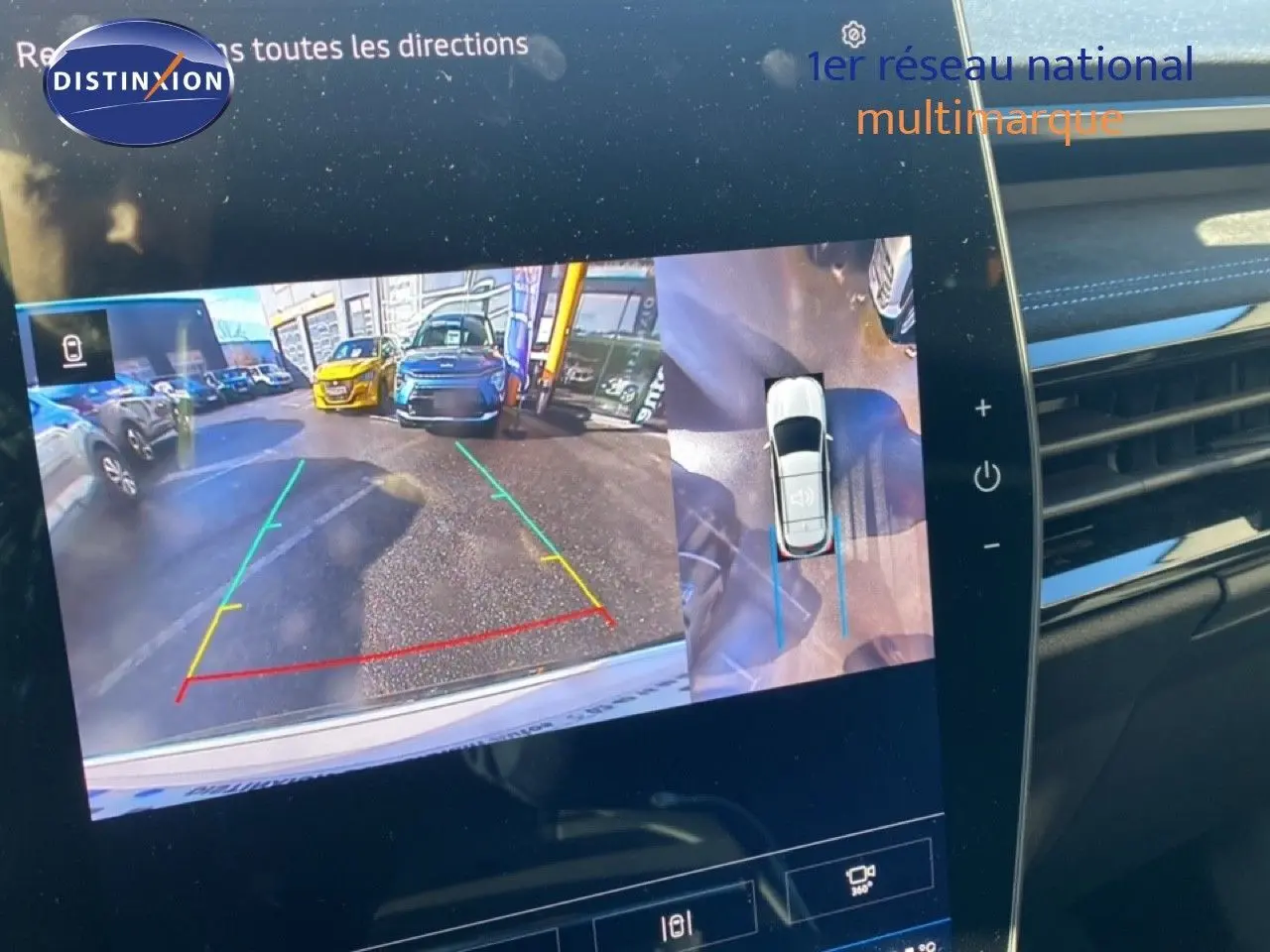 Vue intérieure sur l'écran multimédia affichant la caméra de recul du Renault Austral blanc nacré au toit noir.