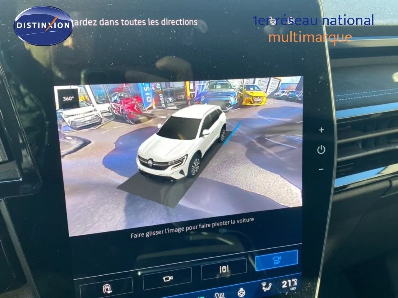 Vue écran intérieur montrant la simulation 3D du Renault Austral blanc nacré avec toit noir en vue 360° extérieure.