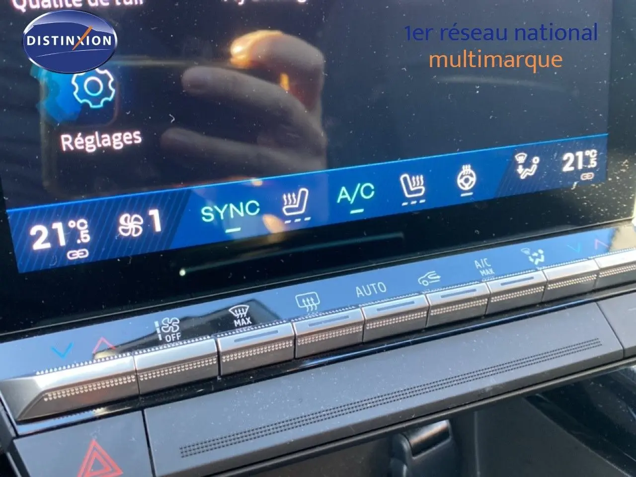 Écran tactile du système de climatisation du Renault Austral 2024 avec commandes digitales et affichage bleu.