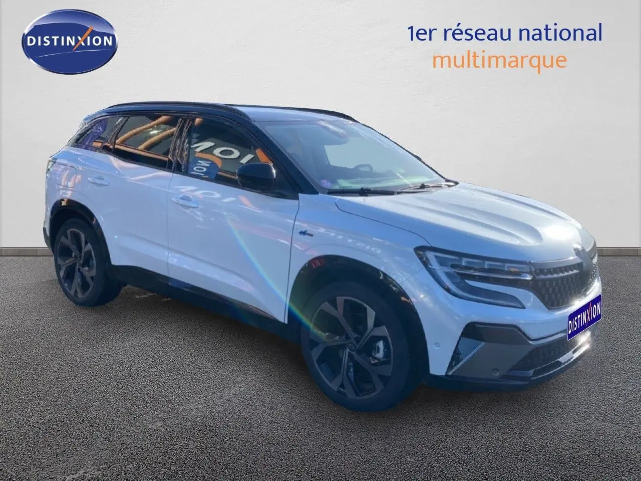 Renault Austral E-Tech hybride blanc nacré avec toit noir, vue 3/4 avant côté gauche sur fond neutre.
