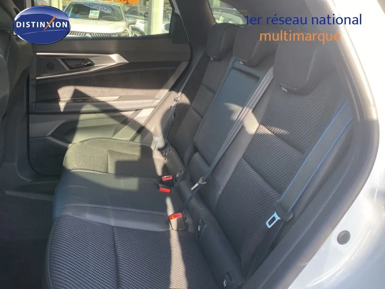 Vue côté gauche des sièges arrière noirs en tissu et cuir du Renault Austral blanc nacré toit noir 2024 E-Tech Hybrid Iconic