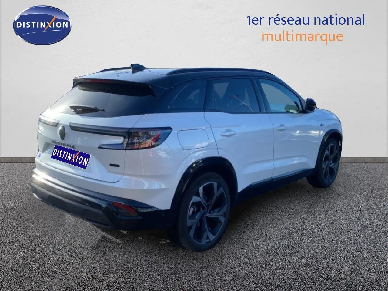 Renault Austral E-Tech Full Hybrid 200 Iconic Esprit Alpine blanc nacré, vue 3/4 arrière côté droit, toit noir.