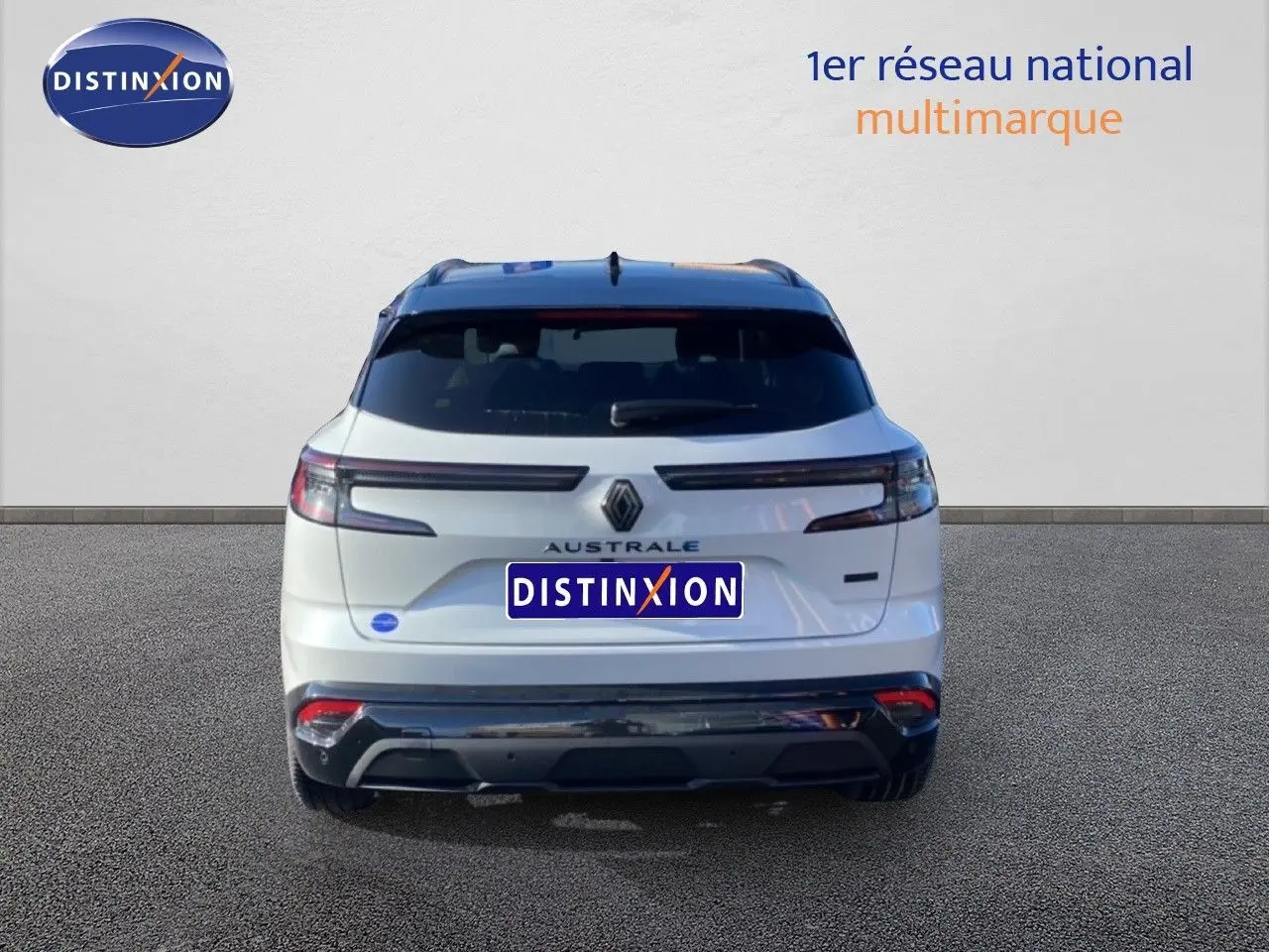 Vue arrière d'un Renault Austral blanc nacré avec toit noir, mettant en valeur ses feux horizontaux et son hayon épuré.