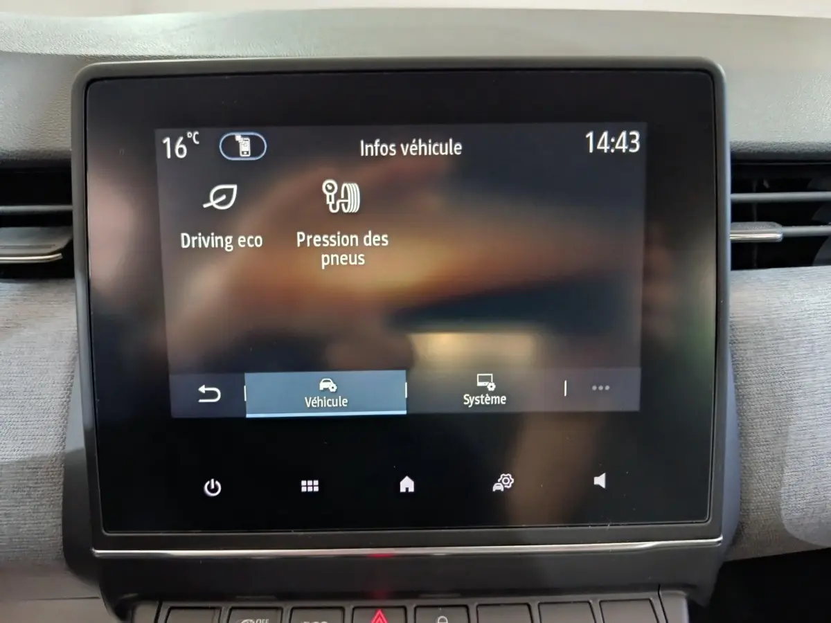 Écran tactile central affichant les infos véhicule dans l’habitacle gris clair de la Renault Clio 2025.