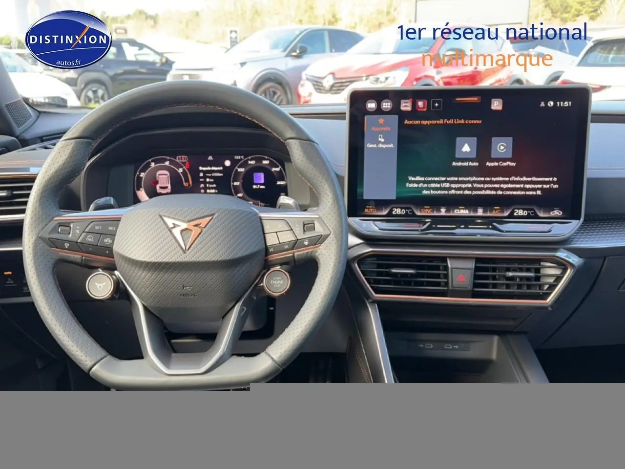 Vue intérieure centrée sur le volant cuir et le tableau de bord numérique du CUPRA Formentor gris graphene 2026.