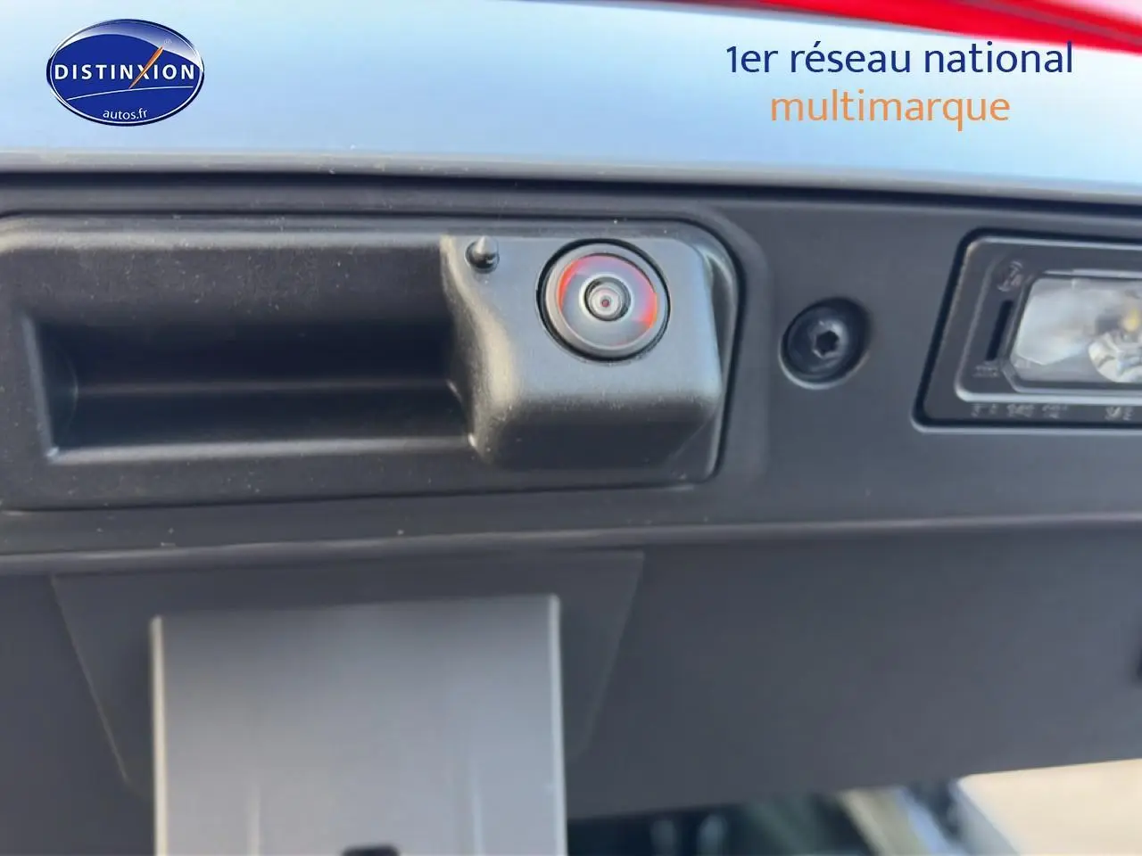 Gros plan sur la caméra de recul intégrée à la poignée de coffre du CUPRA Formentor gris graphene.