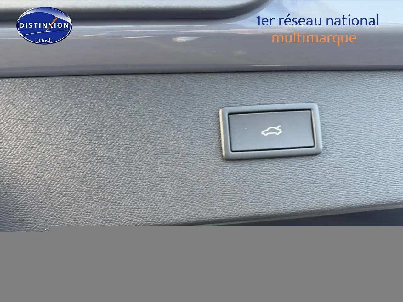 Bouton d'ouverture électrique du coffre sur panneau intérieur gris du CUPRA Formentor gris graphene, vue rapprochée.