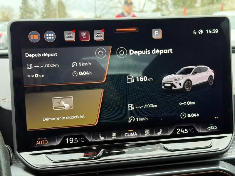 Écran tactile intérieur affichant les données de conduite d'une CUPRA Formentor 2025, vue de face, interface moderne.