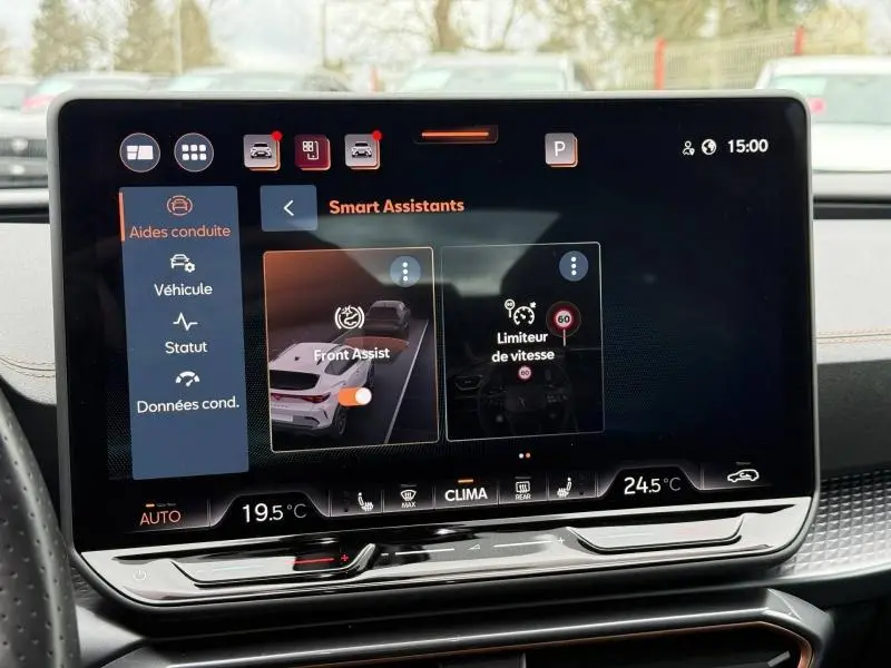 Écran tactile du système d'aide à la conduite du CUPRA Formentor 1.5 eTSI Hybrid, affichant les assistants Front Assist et limiteur de vitesse.