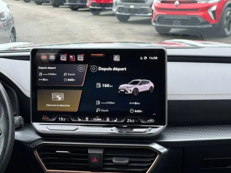 Vue intérieure du tableau de bord du CUPRA Formentor 1.5 eTSI Hybrid 2025 avec écran tactile affichant l'autonomie et la consommation.