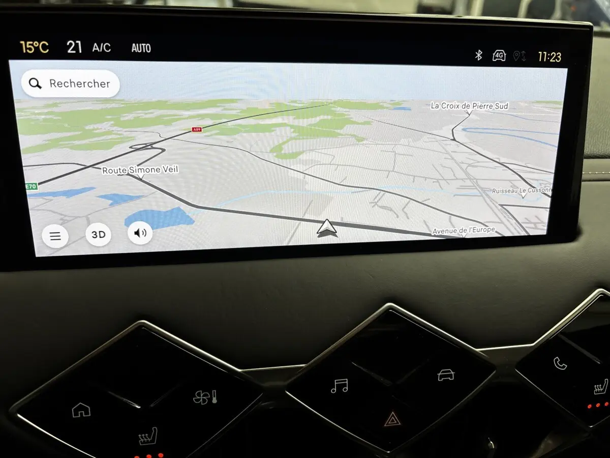 Écran tactile central affichant la navigation 3D dans l’habitacle du DS3 gris foncé, version 2024.