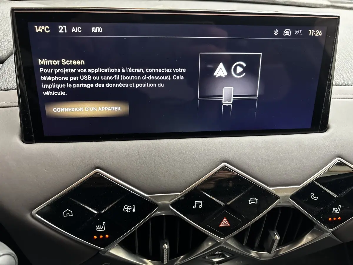 Vue rapprochée du tableau de bord gris clair du DS3 2024, avec écran tactile 10,3 pouces et commandes tactiles géométriques.